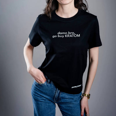 Kratom World Damen T-Shirt mit dem Motiv „damn bro, go buy KRATOM” – originaler Merch für Kratom-Liebhaber und Fans der Marke Kratom World, stilvolles Streetwear-Design mit auffälligem Druck, bequemes T-Shirt für den täglichen Gebrauch, ideal für die Stadt, Events oder als Sammlerstück für die Kratom-Community-black