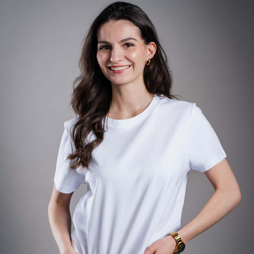 Damen T-Shirt Kratom World mit dem Motiv „I like Kratom more than I like people.” – originaler Merch für Kratom-Liebhaber und Fans der Marke Kratom World, stilvolles Streetwear-Design mit auffälligem Druck, bequemes T-Shirt für den täglichen Gebrauch, ideal für die Stadt, Events oder als Sammlerstück für die Kratom-Community, Logo-Detail