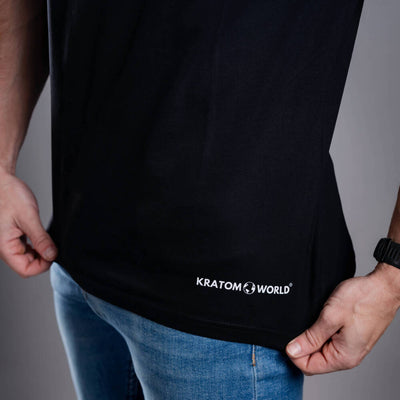 Kratom World Herren T-Shirt mit dem Motiv „damn bro, go buy KRATOM” – originaler Merch für Kratom-Liebhaber und Fans der Marke Kratom World, stilvolles Streetwear-Design mit auffälligem Druck, bequemes T-Shirt für den täglichen Gebrauch, ideal für die Stadt, Events oder als Sammlerstück für die Kratom-Community, Nahaufnahme-black