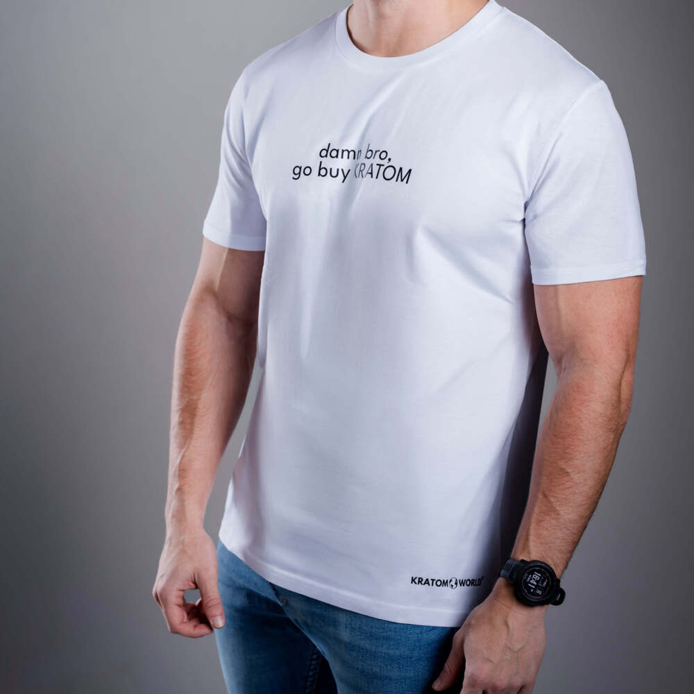 Kratom World Herren T-Shirt mit dem Motiv „damn bro, go buy KRATOM” – originaler Merch für Kratom-Liebhaber und Fans der Marke Kratom World, stilvolles Streetwear-Design mit auffälligem Druck, bequemes T-Shirt für den täglichen Gebrauch, ideal für die Stadt, Events oder als Sammlerstück für die Kratom-Community, Logo-Detail