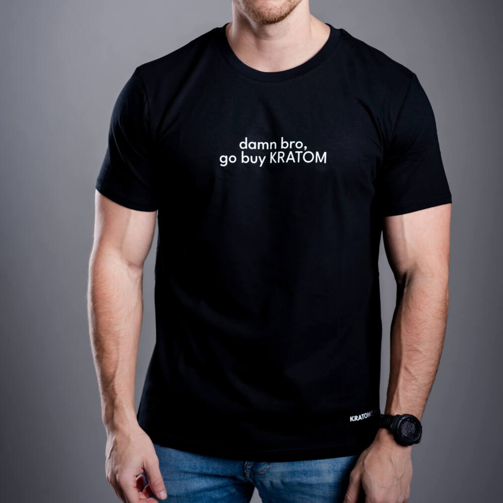 Kratom World Herren T-Shirt mit dem Motiv „damn bro, go buy KRATOM” – originaler Merch für Kratom-Liebhaber und Fans der Marke Kratom World, stilvolles Streetwear-Design mit auffälligem Druck, bequemes T-Shirt für den täglichen Gebrauch, ideal für die Stadt, Events oder als Sammlerstück für die Kratom-Community-black