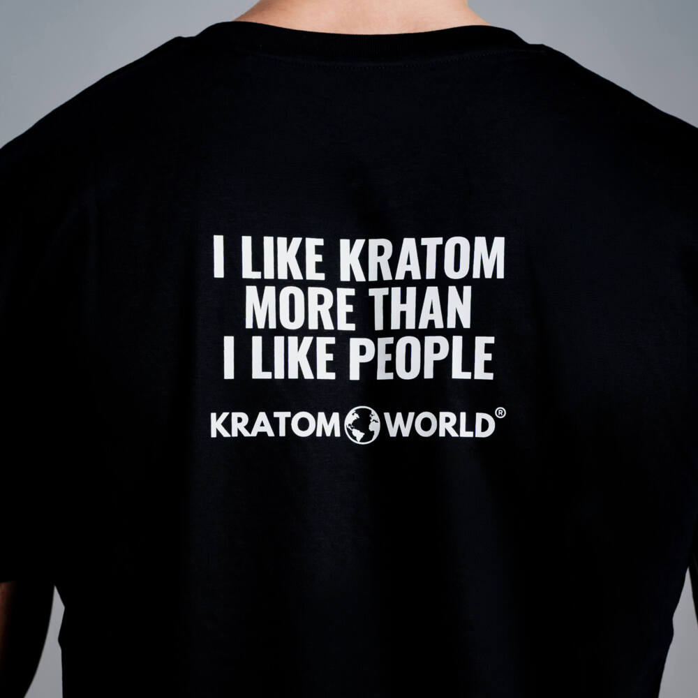 Herren T-Shirt Kratom World mit dem Motiv „I like Kratom more than I like people.” – originaler Merch für Kratom-Liebhaber und Fans der Marke Kratom World, stilvolles Streetwear-Design mit auffälligem Druck, bequemes T-Shirt für den täglichen Gebrauch, ideal für die Stadt, Events oder als Sammlerstück für die Kratom-Community, Nahaufnahme-black