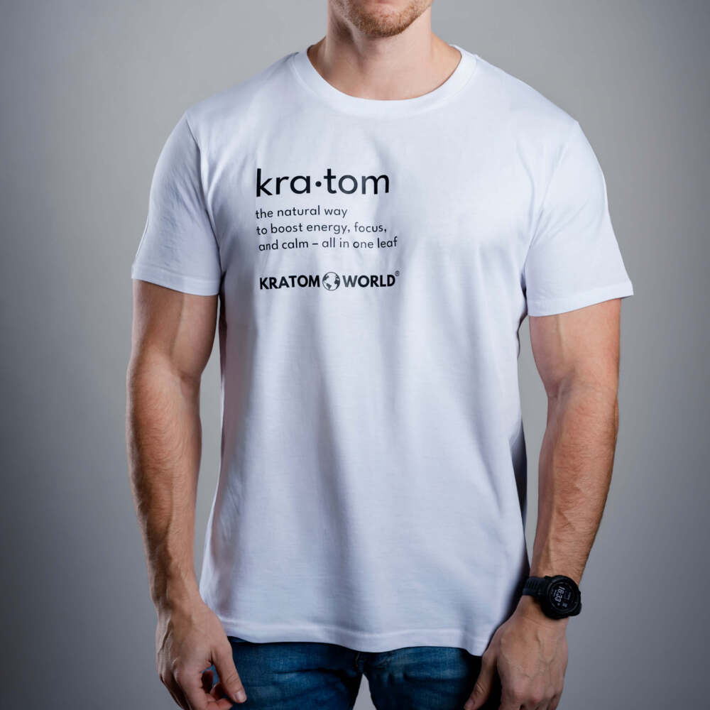 Herren T-Shirt Kratom World mit dem Motiv „Kratom – The Natural Way.” – originaler Merch für Kratom-Liebhaber und Fans der Marke Kratom World, stilvolles Streetwear-Design mit auffälligem Druck, bequemes T-Shirt für den täglichen Gebrauch, ideal für die Stadt, Events oder als Sammlerstück für die Kratom-Community