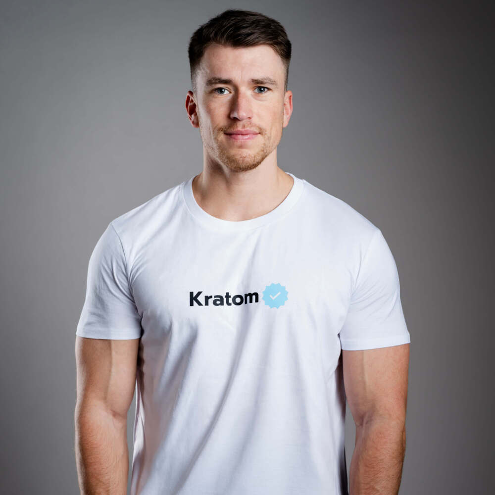 Kratom World Herren T-Shirt mit dem Motiv „Kratom Verified“ – originaler Merch für Kratom-Liebhaber und Fans der Marke Kratom World, stilvolles Streetwear-Design mit auffälligem Druck, bequemes T-Shirt für den täglichen Gebrauch, ideal für die Stadt, Events oder als Sammlerstück für die Kratom-Community