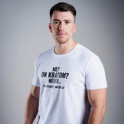 Kratom World Herren-T-Shirt mit dem Motiv „Me? On Kratom? Never.“ – originelles Merch für Kratom-Liebhaber und Fans der Marke Kratom World, stylisches Streetwear-Design mit auffälligem Print, bequemes T-Shirt für den Alltag, ideal für die Stadt, Events oder als Sammlerstück für die Kratom-Community, Logo-Detail