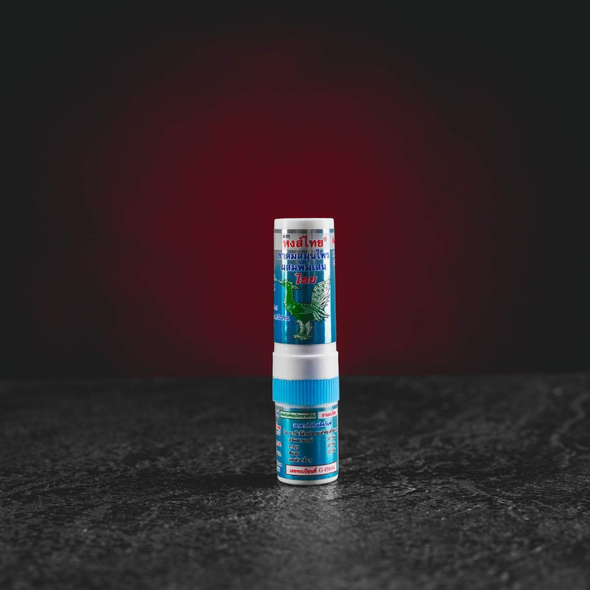 HongThai Blue Nasal thailändischer Kräuterinhalator – praktischer Taschenstick mit extra kühlendem Menthol-Effekt. Oberteil für schnelle Inhalation, Unterteil mit Kräuteröl für intensivere Frische practical pocket stick with extra cooling menthol effect. Upper part for quick inhalation, lower part with herbal oil for enhanced refreshing sensation Inhalador herbal tailandés HongThai Blue Nasal – práctico stick de bolsillo con efecto refrescante extra de mentol. Parte superior para inhalación rápida, parte in