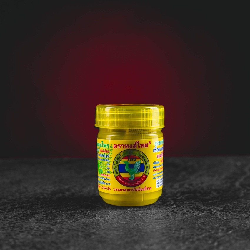 HongThai Yellow thailändischer Kräuterinhalator – stärkere und intensivere Rezeptur mit Muskatnuss, Nelken, spanischer Kirsche und Ceylon-Eisenholz stronger formula with nutmeg, clove, Spanish cherry and Ceylon ironwood. Intense herbal effect against blocked nose, headaches and nausea fórmula más fuerte con nuez moscada, clavo, cereza española y madera de hierro de Ceilán. Alivio intenso contra congestión nasal, dolores de cabeza y malestar.