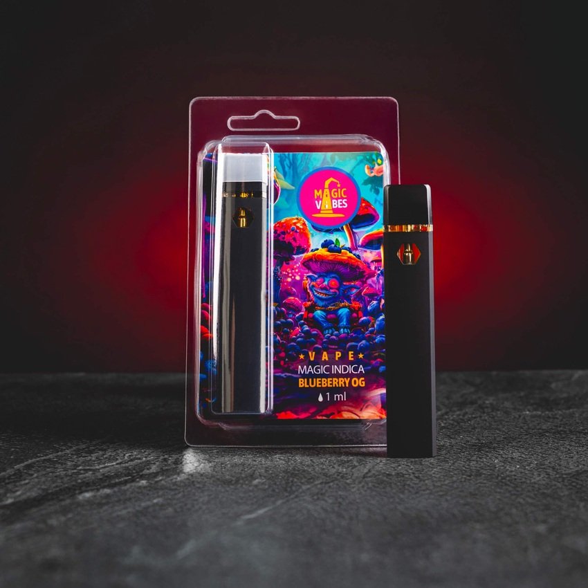 Magic Mix Vape Blueberry OG – Einweg-Vape-Stift mit innovativer Cannabinoid-Mischung und süß-fruchtigem Blaubeeren-OG-Profil für tiefe Entspannung. kratom world magic mix vaporizer vape kratomworld verkauf disposable vape pen with an innovative cannabinoid blend and sweet fruity blueberry OG profile for deep relaxation. kratom world magic mix vaporizer vape kratomworld bolígrafo vape desechable premium con cannabinoides innovadores en cuatro sabores: Lychee, Blueberry OG, Gelato y OG Kush para máxima relaja