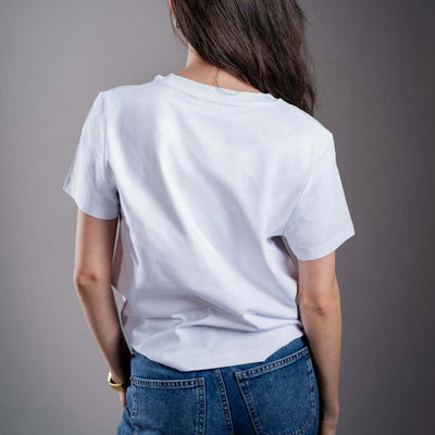 Damen T-Shirt Kratom World mit dem Motiv „Me? On Kratom? Never.“ – originaler Merch für Kratom-Liebhaber und Fans der Marke Kratom World, stilvolles Streetwear-Design mit auffälligem Druck, bequemes T-Shirt für den täglichen Gebrauch, ideal für die Stadt, Events oder als Sammlerstück für die Kratom-Community, Rückseite