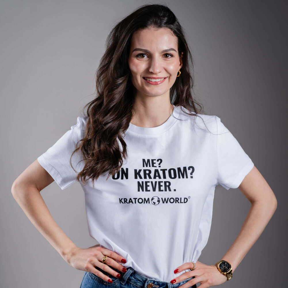 Damen T-Shirt Kratom World mit dem Motiv „Me? On Kratom? Never.“ – originaler Merch für Kratom-Liebhaber und Fans der Marke Kratom World, stilvolles Streetwear-Design mit auffälligem Druck, bequemes T-Shirt für den täglichen Gebrauch, ideal für die Stadt, Events oder als Sammlerstück für die Kratom-Community