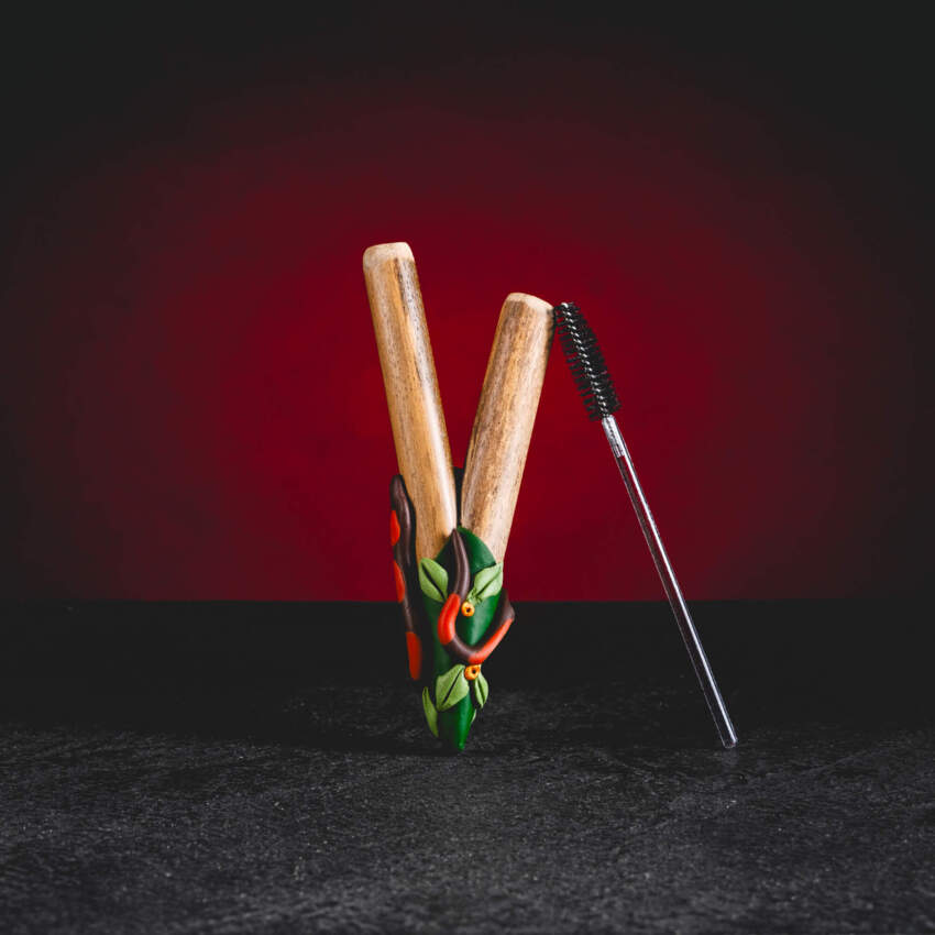 Exklusives rituelles Kuripe Yuxibu Snake aus dem Kratom World E-Shop mit detailreichem Motiv der heiligen Schlange. Dieses künstlerische Werkzeug ist von der Kosmovision des Stammes Huni Kuin (Kaxinawá) inspiriert und symbolisiert Transformation, Weisheit und die Kraft des Regenwaldes. Handgefertigtes Bambus-Blasrohr für Rapé mit dekorativem Harz, das als starker energetischer Ausstrahler bei tiefen Meditationen und schamanischen Zeremonien dient.